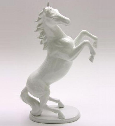 Cavallo bianco eretto