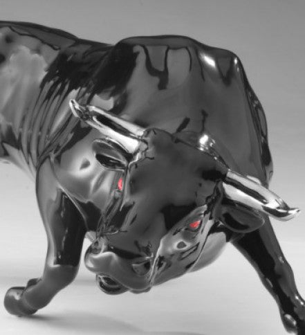 Toro nero con occhi rossi