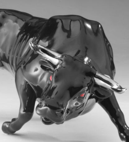 Toro nero con occhi rossi