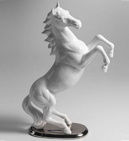 Cavallo bianco eretto